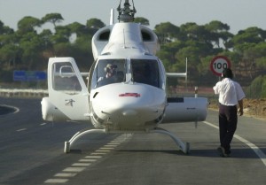 Un helicóptero del 061 durante una actuación en carretera. (Julián Pérez)