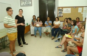 Los integrantes del curso de Lenguaje de Signos durante una clase