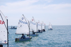 Competición de optimist en aguas onubenses.