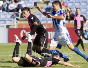 Córcoles luchando con jugadores del Sabadell. (J. Pérez)