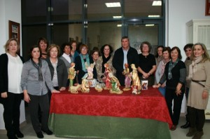 Foto de familia del alcalde de Cartaya con las amas de casa