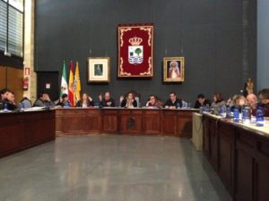 Los ediles votan una de las mociones del Pleno celebrado hoy