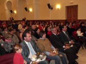 Los tres reyes con sus coronas junto al alcalde