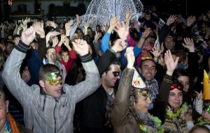 Imagen de archivo en la que Jóvenes bailan al ritmo de Gangman style en la bienvenida adelantada de Lepe al año. (Julián Pérez)