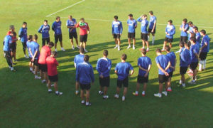 Sergi Barjuan con sus futbolistas.