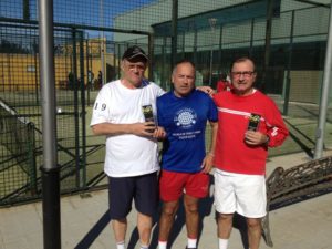 Una de las parejas ganadores en el I torneo de padel de veteranos.