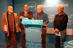 Imagen de archivo en la que aparece el alcalde (independiente) y miembros del grupo del PP en Alosno.