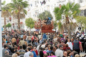 El paso del Prendimiento enfila las calles de la barriada del Carmen. (Celia HK)