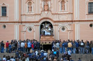 Salida de la Hermandad de la Santa Cruz. (J.C. Barambio)