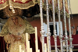 La Virgen del Rosario, tras salir de la parroquia del Polvorín. (Celia HK)