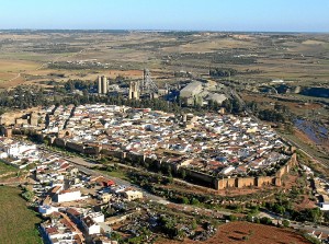 Vista aérea del caso urbano de Niebla con las Murallas en primer término. (Rodolfo Barón)