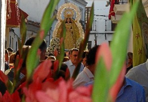 Nuestra Señora de la Esperanza en las calles de Cumbres Mayores.