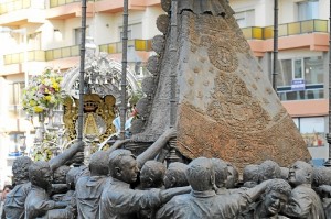 El Simpecado de Emigrantes a su llegada a la plaza del Punto. (Celia HK)