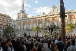 Una multitud rodea a la Hermandad de Emigrantes a su llegada a Huelva. (Celia HK)