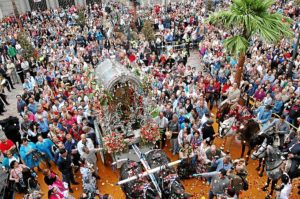 Multitudinaria despedida a Emigrantes en la puerta del Ayuntamiento de Huelva.