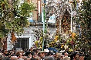 Romeros acompañan al Simpecado de Huelva tras su regreso de la aldea. (Celia HK)