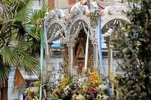 El Simpecado de la Hermandad de Huelva, a la puerta del Ayuntamiento. (Celia HK)