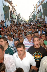 Miles de personas salieron a la calle para recibir a la Banda de la Legión. (Julián Blanco)