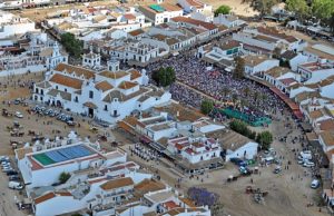 Vista aérea de la misa de romeros este domingo. (Foto: Junta Andalucía)