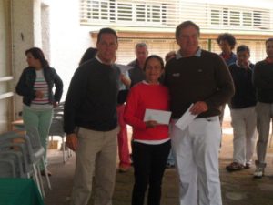 Pareja ganadora del torneo de golf.