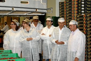 Visita de Caraballo a la empresa Agromartín.