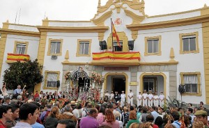 Emigrantes, ante la Comandancia de Marina. (Espínola)