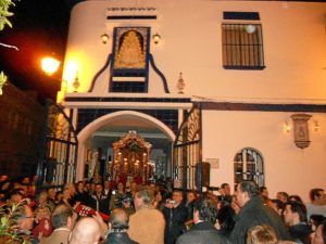 El Simpecado en las puertas de la Hermandad del Rocío de Isla Cristina.