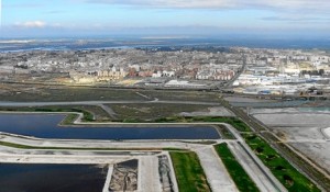 Vista aérea de las balsas de fosfoyesos con la ciudad de Huelva al fondo. (Rodolfo Barón)