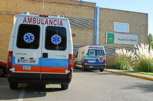 Ambulancias ante el edificio del Hospital Comarcal de Riotinto. (José Carlos Sánchez)