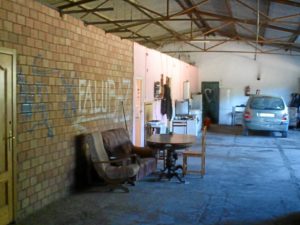 Interior de la nave, en la que según la Guardia Civil vivían rodeados de productos tóxicos.