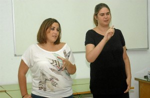 La concejal de Juventud, Patricia Calle -izquierda-, durante el exitoso curso de lenguaje de signos impartido en 2012..