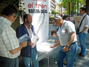 Pedro Jiménez en una recogida de firmas por parte de IU.