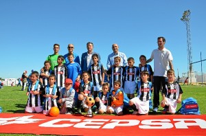 El equipo ganador posa junto con el alcalde de Palos y responsables de Cepsa.