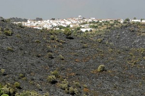 Vista de Berrocal rodeada por montes arrasados por las llamas. (Antonio José de la Cerda/El Mundo Huelva Noticias)