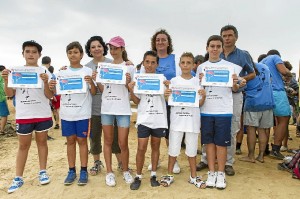 Escolares que han participado en el anillamiento de flamencos. (José Antonio Pérez)