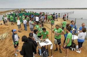 En la jornada de anillamiento en Marismas del Odiel han participado 200 personas. (José Antonio Pérez)