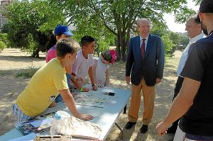 El alcalde con algunos de los participantes en las aulas de la naturaleza.