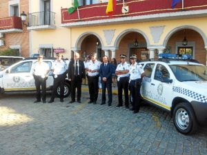 El alcalde de Gibraleón hace entrega de dos nuevos coches a la Policia Local.