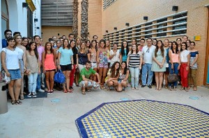 El alcalde junto a los universitarios.