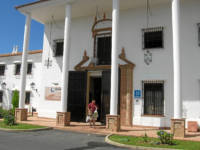 Entrada principal del Hotel Valsequillo, situado en Lepe.