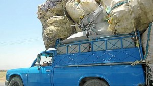 Un camión circula por las calles de Bandaar Abbas en el Golfo Pérsico. (Celia HK)