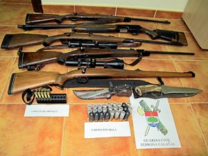 Las armas requisadas por la Guardia Civil.