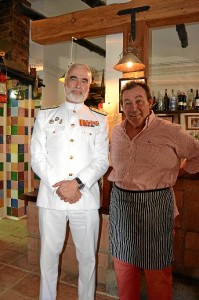 El almirante Santiago Bolibar Piñeiro al lado de su amigo 'Teto'. 