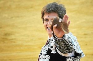 El Juli muestra uno de sus trofeos en la plaza de la Merced. (Vicente Medero/ambitotoros)