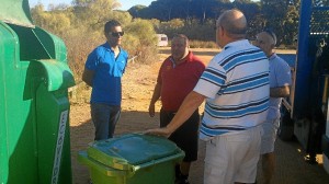 El concejal supervisa los contenedores.