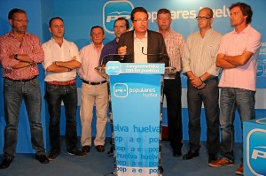 El presidente del PP junto a represantantes del partido en la zona del Condado.