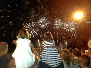 Los fuegos artificiales pusieron punto y final a los fiestas.