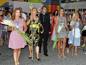 La teniente de alcalde y la concejala de Festejos a su llegada a la Parroquia  para depositar sus ramos ante la Virgen.