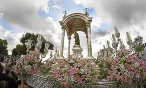 La Virgen de la Cinta, durante la Bajada.