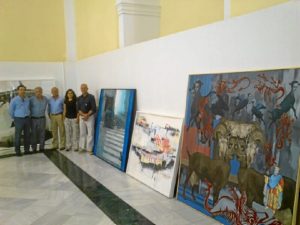 Los miembros del jurado del Certamen de Pintura con las obras premiadas.